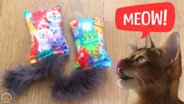 Snuffelzakje Geluid Vrolijke kat met grijze staart  (gevuld met catnip, matatabi knisper)