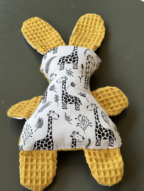 konijn knuffel met vulling oker geel zwarte giraffe