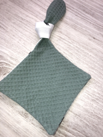 Speendoek ruit oud groen kleine veertjes