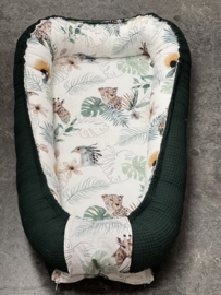 Babynestje wild animal donker groen