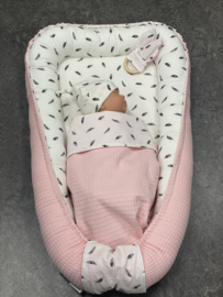 babynestje kleine veertjes roze
