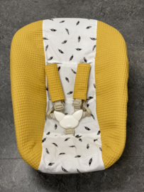 Stokke newborn hoes okergeel kleine veertjes