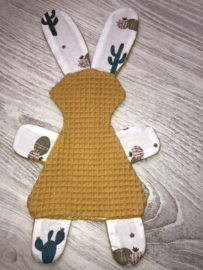 Knuffeldoekje konijn okergeel gekleurde cactussen