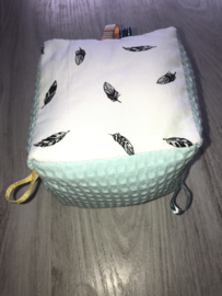 Speel kubus mint groen kleine veertjes en ring