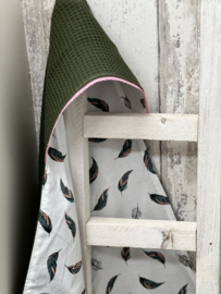 Wikkeldoek legergroen gekleurde veertjes met roze rand