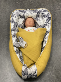Babynestje grote bladeren oker geel
