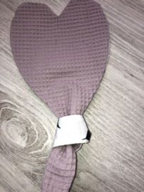 Speendoek hart oud roze met gekleurde veertjes