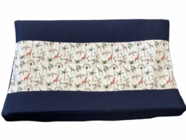 Aankleedkussen hoes navy donker blauw giraffe olifantjes