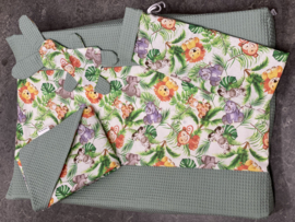 Babynestje baby jungle oud groen
