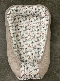Babynestje jungle giraffe olifantjes zand kleur
