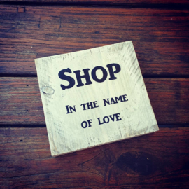 Tekstbordje "Shop in the name of love"