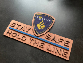 Muurschildje voor politiepatch en tekst 'Stay safe, hold the line'