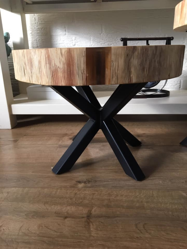 Boomstamschijf tafel met heldere epoxy en zwart stalen onderstel