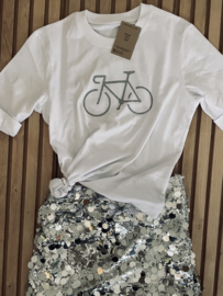 T-shirt & Silver bike