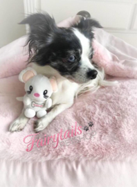 Amy met haar muisje op het mooie Deluxe kussen van Doggieyou ♥