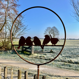 Ring met 5 vogels, diameter 40 cm, hoogte 160 cm. Roest metaal tuin decoratie