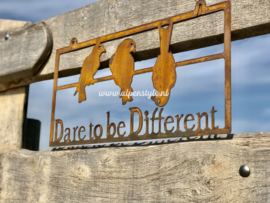 Wandbord vogels "Dare to be Different, 50 x 27 cm. Roest Cortenstaal
