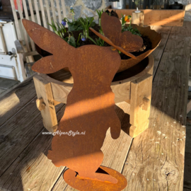 Haas met vlinder op de neus, Hoogte 34, breedte 20 cm, Roest metaal tuindecoratie