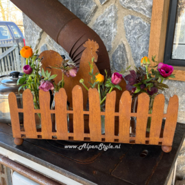 Kippenfamilie met hek, hoogte 25, breedte 40, diepte 13 cm. Roest Metaal tuin decoratie