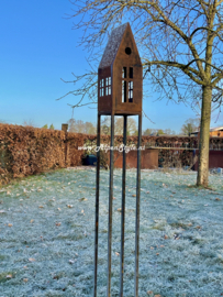 Voederhuis met vensters op vierkante standaard, 144 x 15 x 15 cm.  Roest tuin decoratie