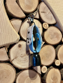 Bel met riem, zwart/witte vacht, blauw leer. 13,5 x 3 cm