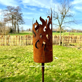 Fakkelhouder met vlammenmotief, 150 x 12 cm. Roest metaal tuindecoratie