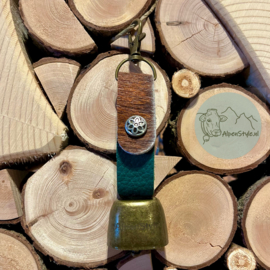 Bel met riem, bruine vacht, zee groen leer. 13,5 x 3 cm