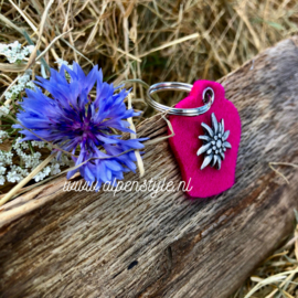 Koebel, roze met edelweiss sleutelhanger, vilt, 4 x 4 cm