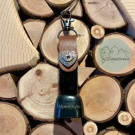 Bel met riem, zwart/witte vacht, bruin leer. 13,5 x 3 cm