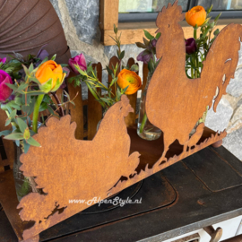 Kippenfamilie met hek, hoogte 30, breedte 50, diepte 16 cm. Roest Metaal tuin decoratie