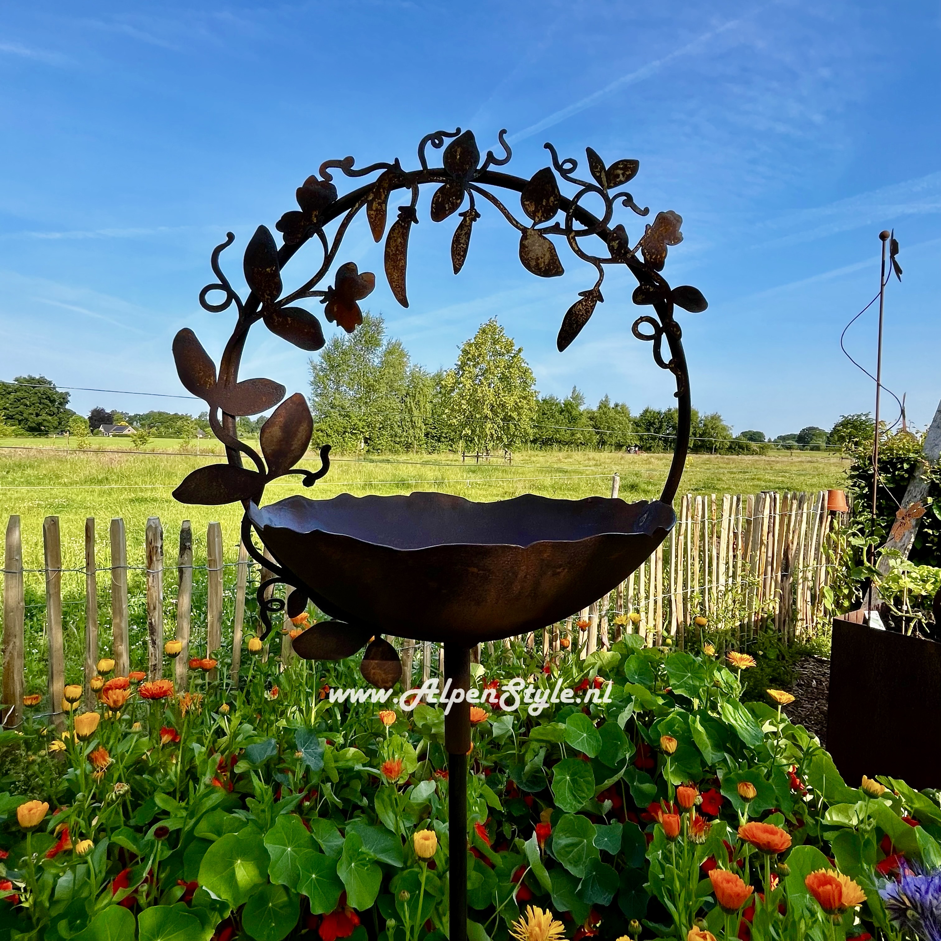 Vogeldrink bad met sierlijke erwtenranken, 154 x 37 cm. Roest metaal tuindecoratie