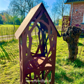 Voederplaats zuil met takken motief zwaar 138 x 24 x 24 cm. Roest metaal tuin decoratie