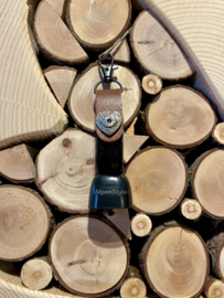 Bel met riem, zwart/witte vacht, bruin leer. 13,5 x 3 cm