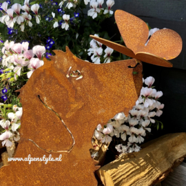 Hondje "Tommie" met vlinder op de neus. 45 x 55 cm. Roest Metaal Decoratie