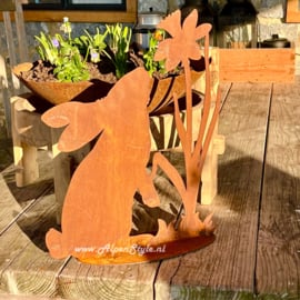 Haas snuffelend aan Narcis, 42 x 33 cm. Roest metaal tuindecoratie