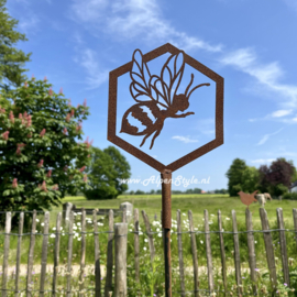 Bij in honingraat vliegend tuinsteker. 18 x 16 x 135 cm. Roest Metaal Tuindecoratie