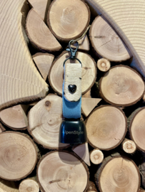 Bel met riem, zwart/witte vacht, blauw leer. 13,5 x 3 cm