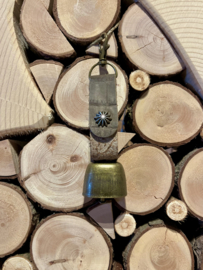 Bel met riem, bruin en wit/bruin leer. 13,5 x 3 cm