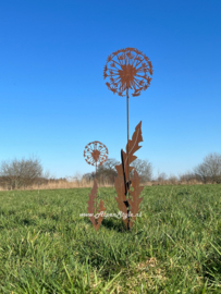 Paardenbloem met bladeren 69 x 15 cm. Roest metaal tuindecoratie