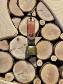 Bel met riem, zacht groen en rood/bruin leer. 13,5 x 3 cm