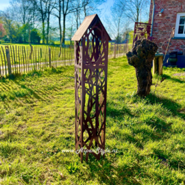 Voederplaats zuil met takken motief zwaar 138 x 24 x 24 cm. Roest metaal tuin decoratie