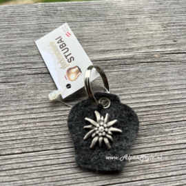 Koebel, grijs met edelweiss sleutelhanger, vilt, 4 x 4 cm