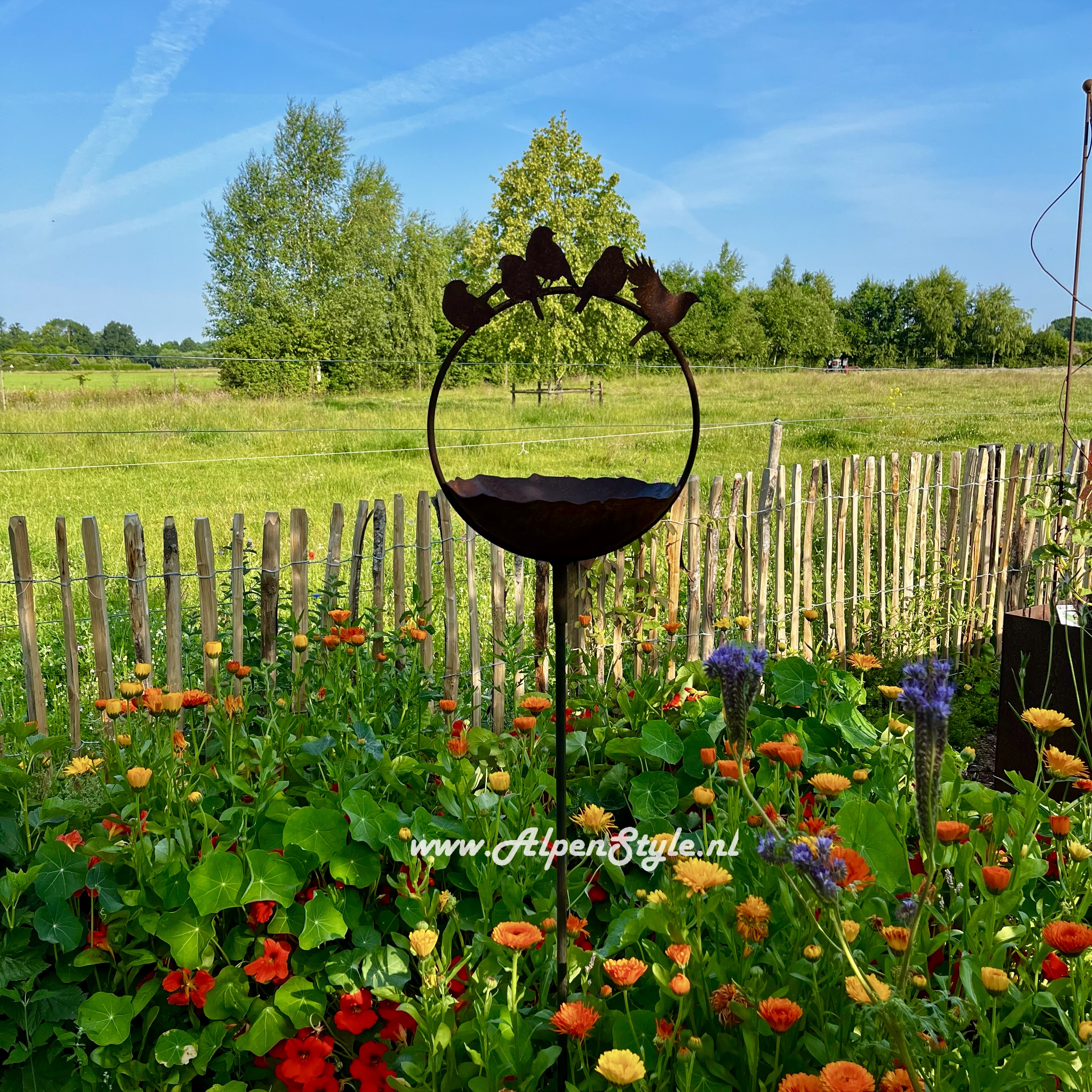 Vogelbad drinkschaal tuinsteker, 157 x 30 cm. Roest metaal decoratie