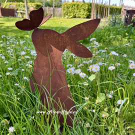 Haas met vlinder op de neus, Hoogte 34, breedte 20 cm, Roest metaal tuindecoratie