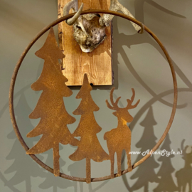 Ring met hert en dennebomen. Diameter 40 cm. Roest metaal decoratie