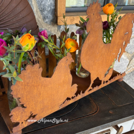 Kippenfamilie met hek, hoogte 25, breedte 40, diepte 13 cm. Roest Metaal tuin decoratie