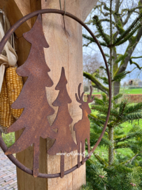 Ring met hert en dennebomen. Diameter 40 cm. Roest metaal decoratie