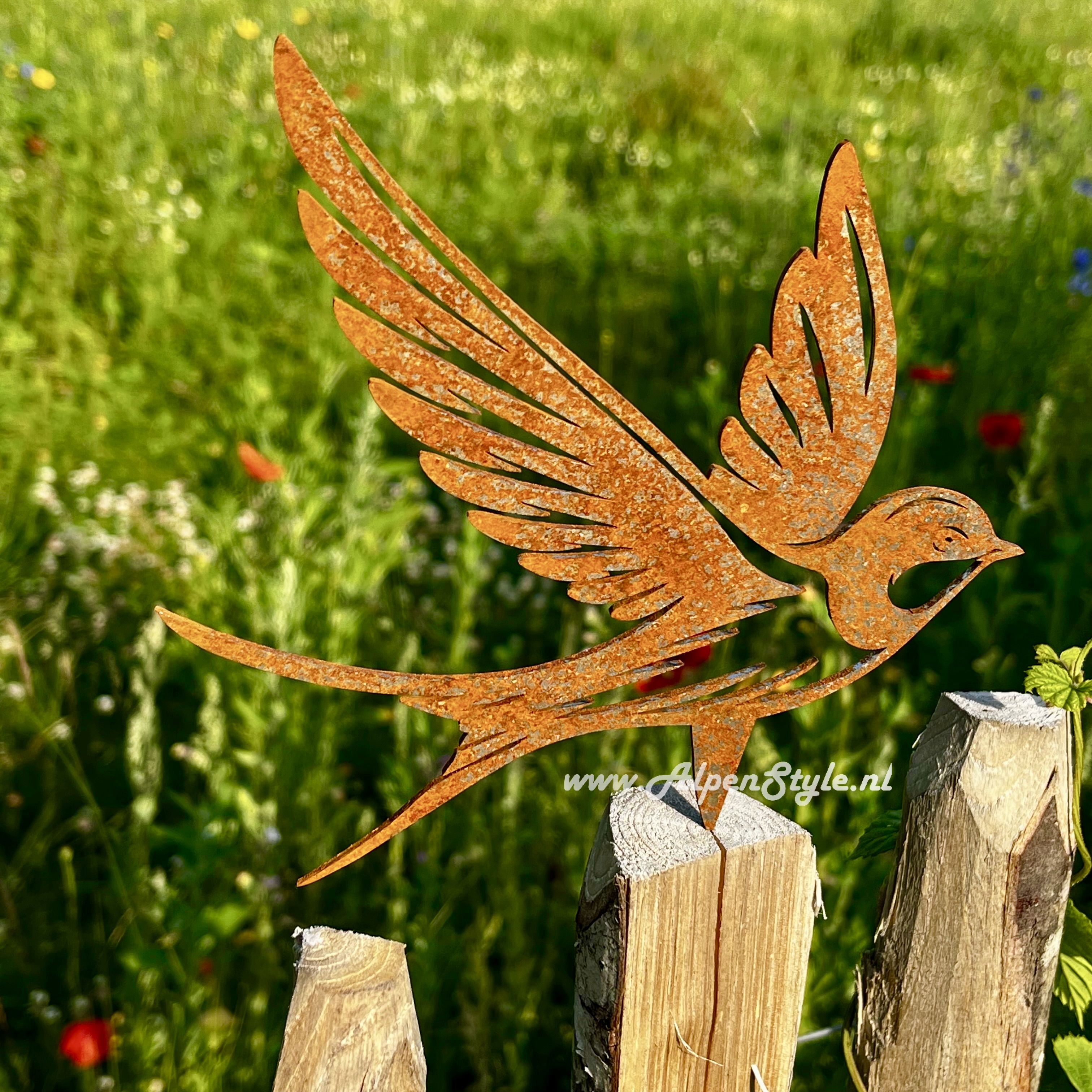 Zwaluw "A" op spies. ©AlpenStyle. 15 x 16 cm, Cortenstaal