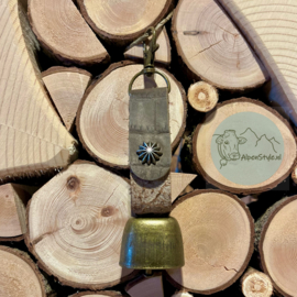 Bel met riem, bruin en wit/bruin leer. 13,5 x 3 cm