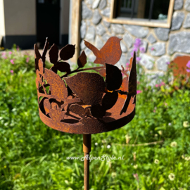 Vogels in krans van bramentakken, tuinsteker 129 x 13 cm. Roest Metaal tuindecoratie